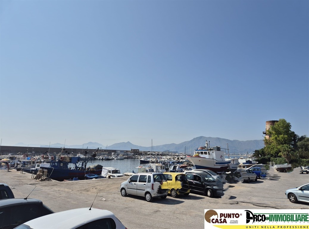 Arenella, via De Paoli, vendesi ampio 4 vani, posto auto, vista mare