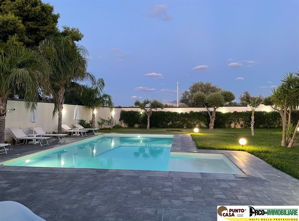 Marina di Cinisi (Fondo Orsa), Villa con Piscina e Ampio giardino  –