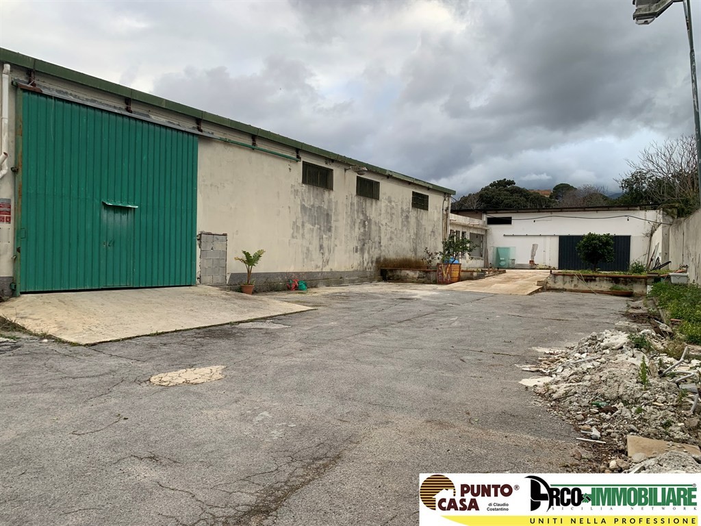 Capannoni con uffici e ampio spazio esterno – Pallavicino