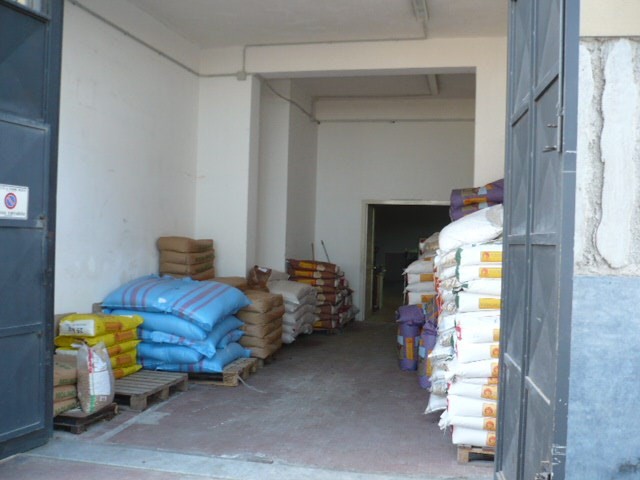 Negozio carrabile in zona bassa commerciale