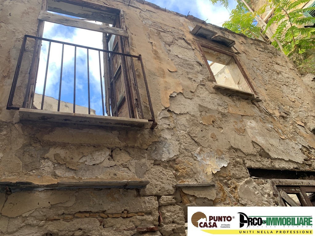 Rudere con cortile privato in vendita – Centro Storico, Vicolo San Basilio (Palermo)