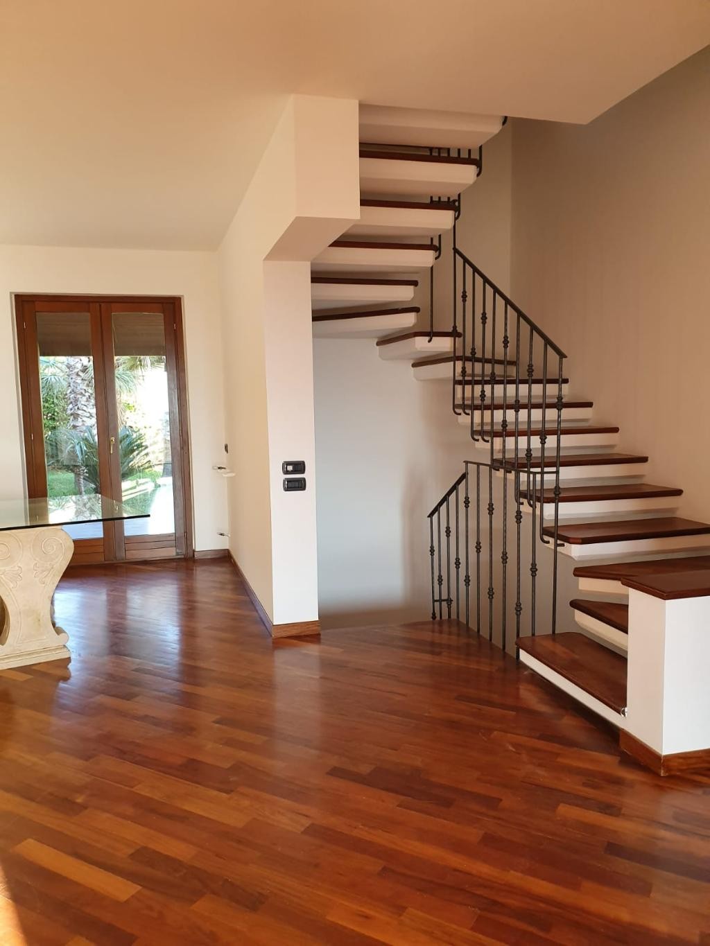 Monreale (CIRCONVALLAZIONE ALTA) vendesi porzione di Villa bifamiliare,  giardino ben curato, posto auto.