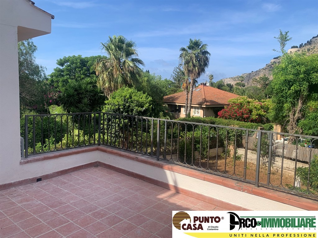 Appartamento ristrutturato in villa  con terrazzo e giardino condominiale – Mondello, Fondo Anfossi