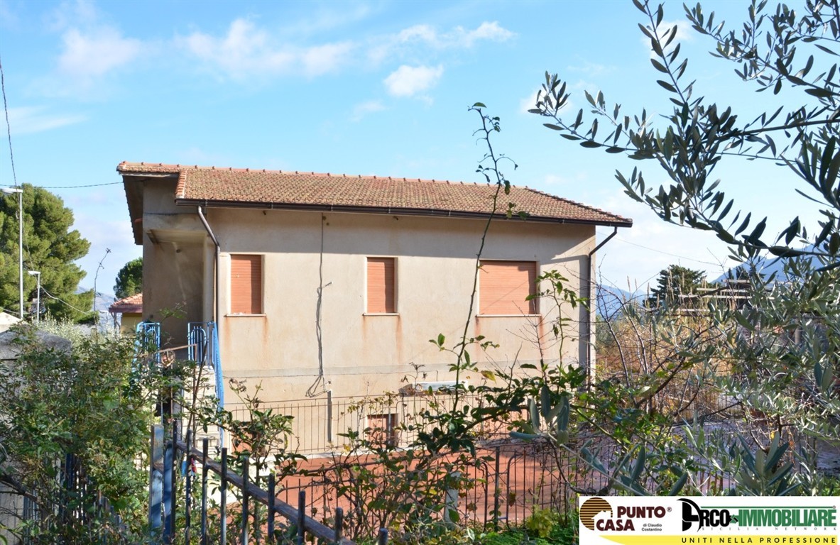 Giacalone Villa unifamiliare con 2 appartamenti di 90 mq ciascuno, spazio esterno di pertinenza esclusiva