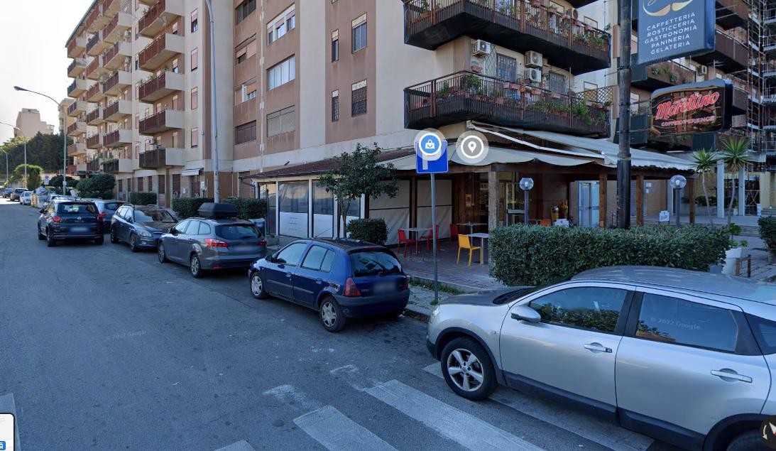 Da Vinci/Castellana locale commerciale 13 vetrine  465 mq. locato al Comune 27.700,00 l'anno