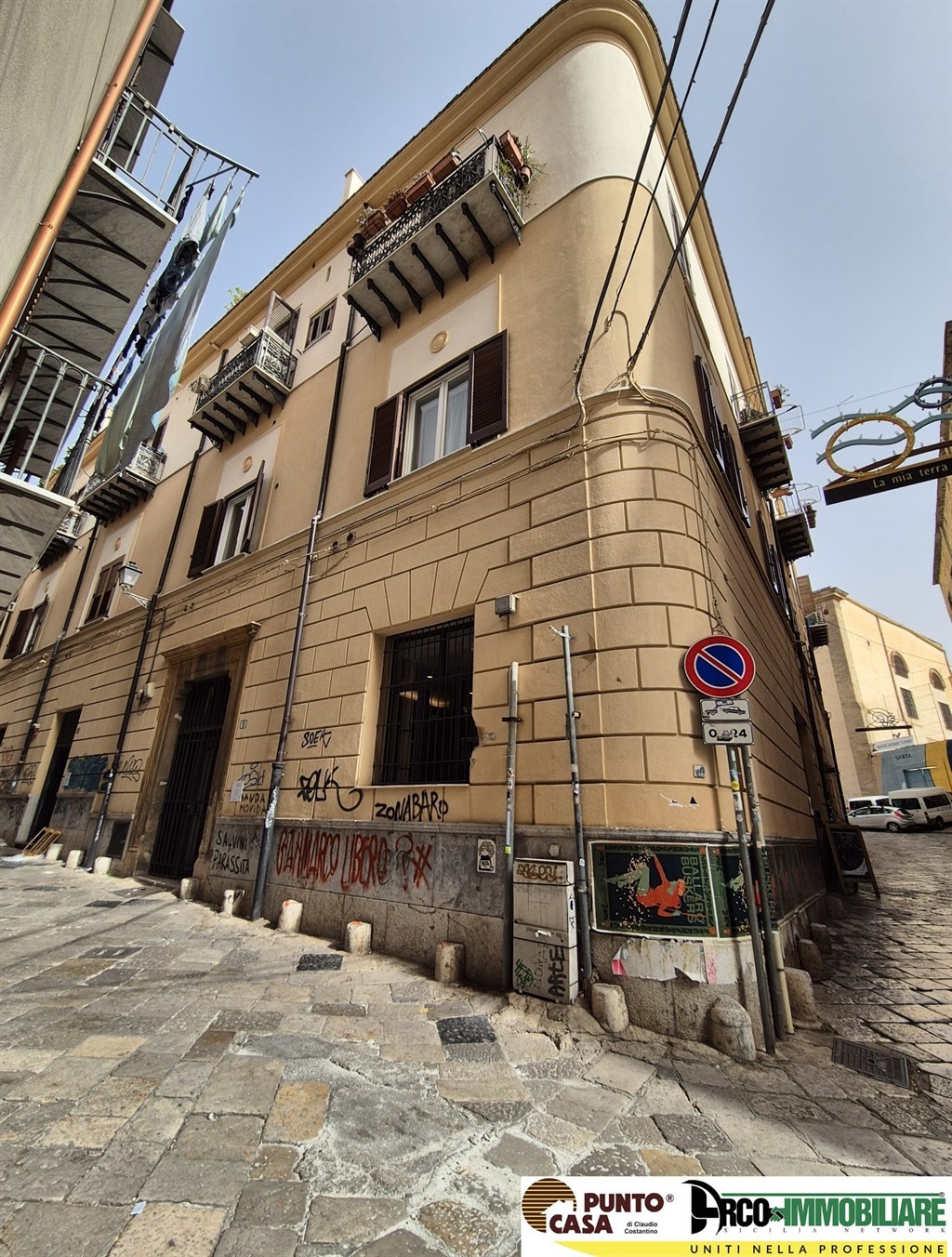 centro storico, Piazza Santa Chiara, locale commerciale ideale come investimento