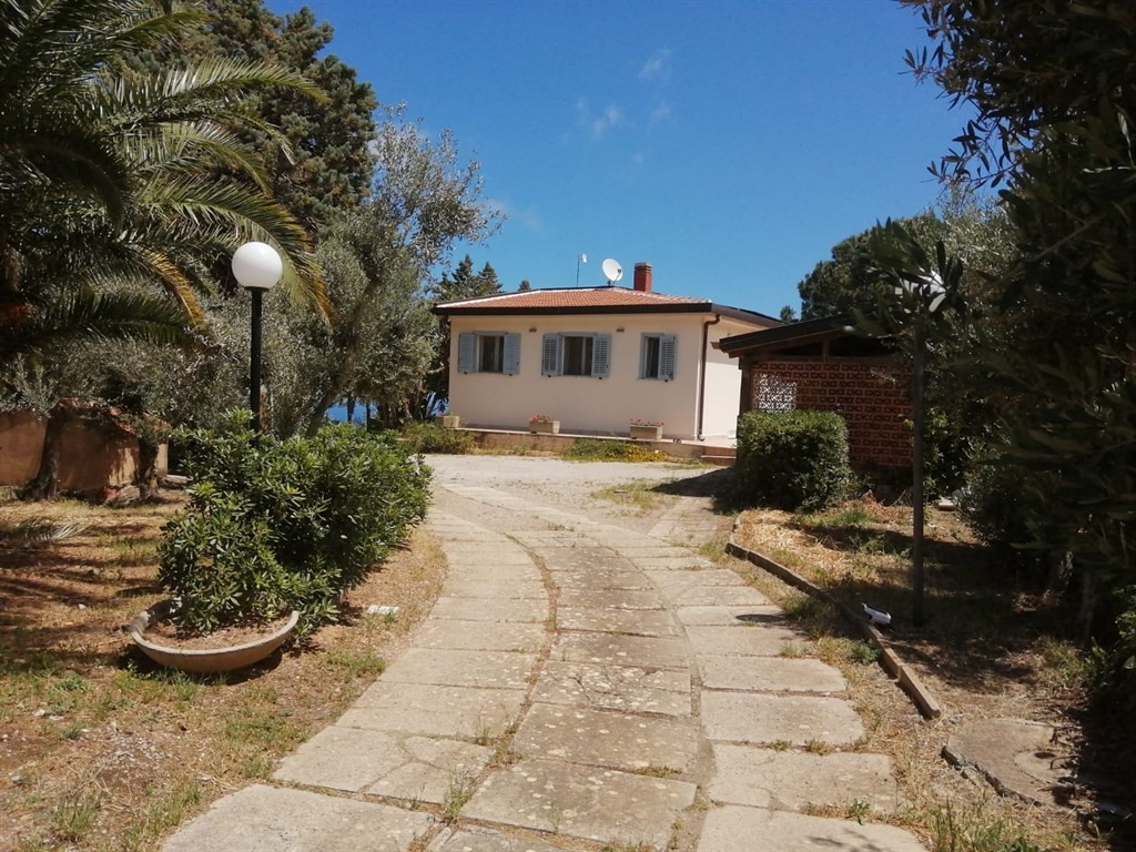 Villa panoramica con giardino di pertinenza